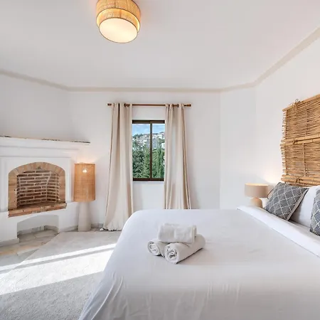 Peaceful 4 Bdrm Andalusian W Sea Views Apartmán