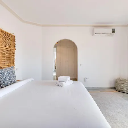 Peaceful 4 Bdrm Andalusian W Sea Views 公寓 马尔韦利亚
