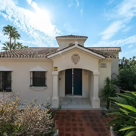 Peaceful 4 Bdrm Andalusian W Sea Views * 马尔韦利亚