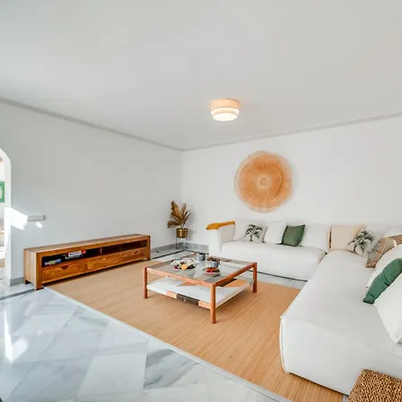 Peaceful 4 Bdrm Andalusian W Sea Views Apartmán Marbella
