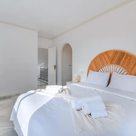 Peaceful 4 Bdrm Andalusian W Sea Views * 马尔韦利亚