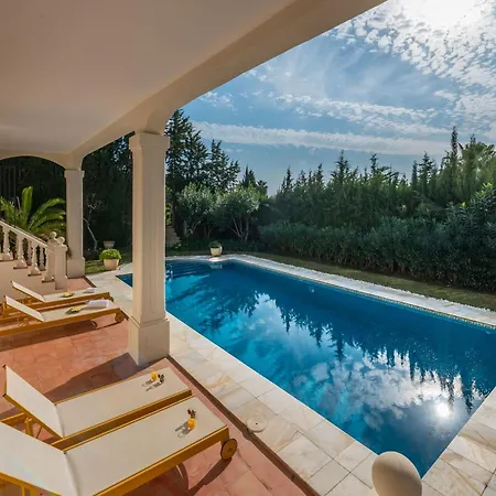 Peaceful 4 Bdrm Andalusian W Sea Views 马尔韦利亚