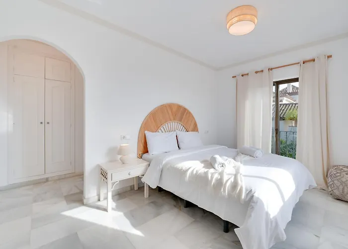 Peaceful 4 Bdrm Andalusian W Sea Views