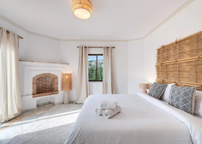 Peaceful 4 Bdrm Andalusian W Sea Views Apartmán