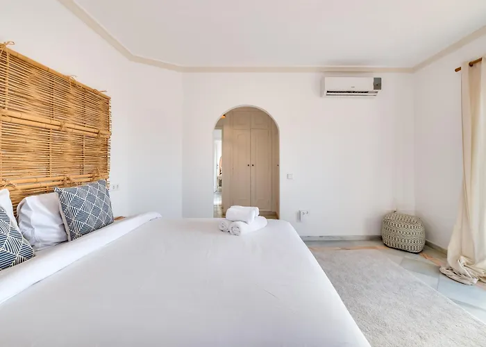 Peaceful 4 Bdrm Andalusian W Sea Views Apartmán Marbella