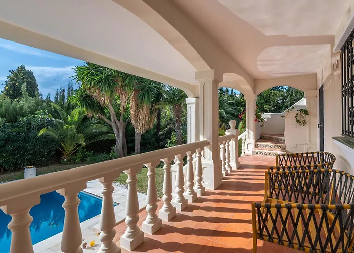 Peaceful 4 Bdrm Andalusian W Sea Views Apartmán Marbella