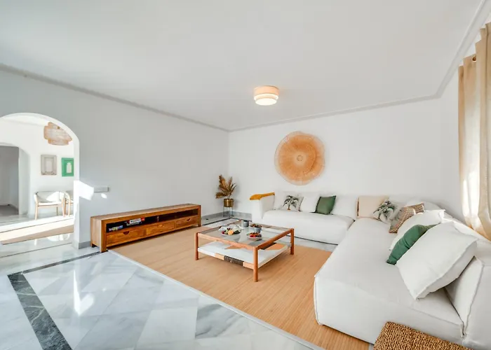 Peaceful 4 Bdrm Andalusian W Sea Views Apartmán Marbella