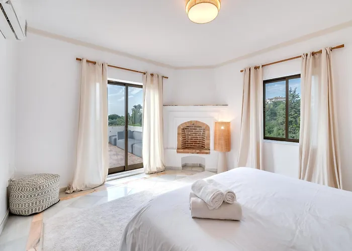 Peaceful 4 Bdrm Andalusian W Sea Views