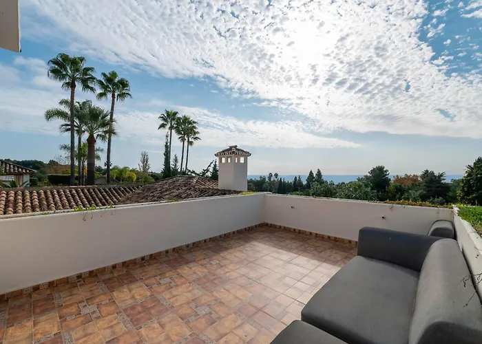 Peaceful 4 Bdrm Andalusian W Sea Views Apartmán Marbella