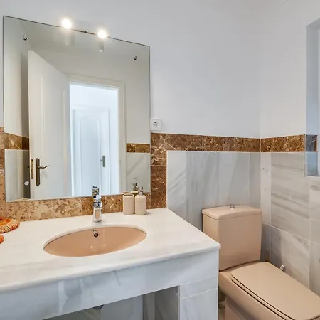 Peaceful 4 Bdrm Andalusian W Sea Views Apartament