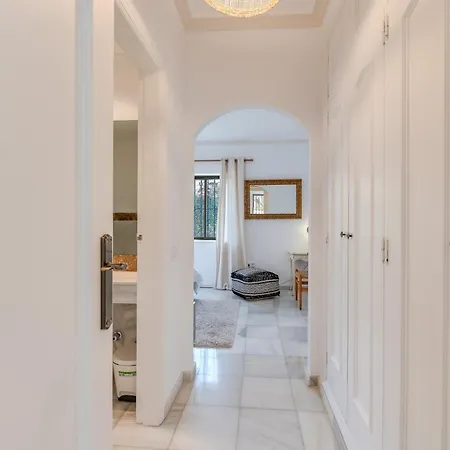 Peaceful 4 Bdrm Andalusian W Sea Views 마르베야