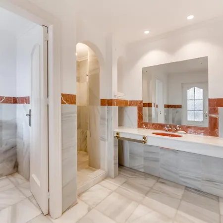 Peaceful 4 Bdrm Andalusian W Sea Views * 마르베야